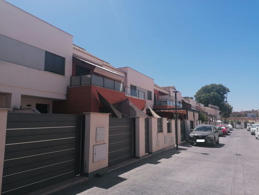 Calle de la urbanización con la fila de chalets adosados